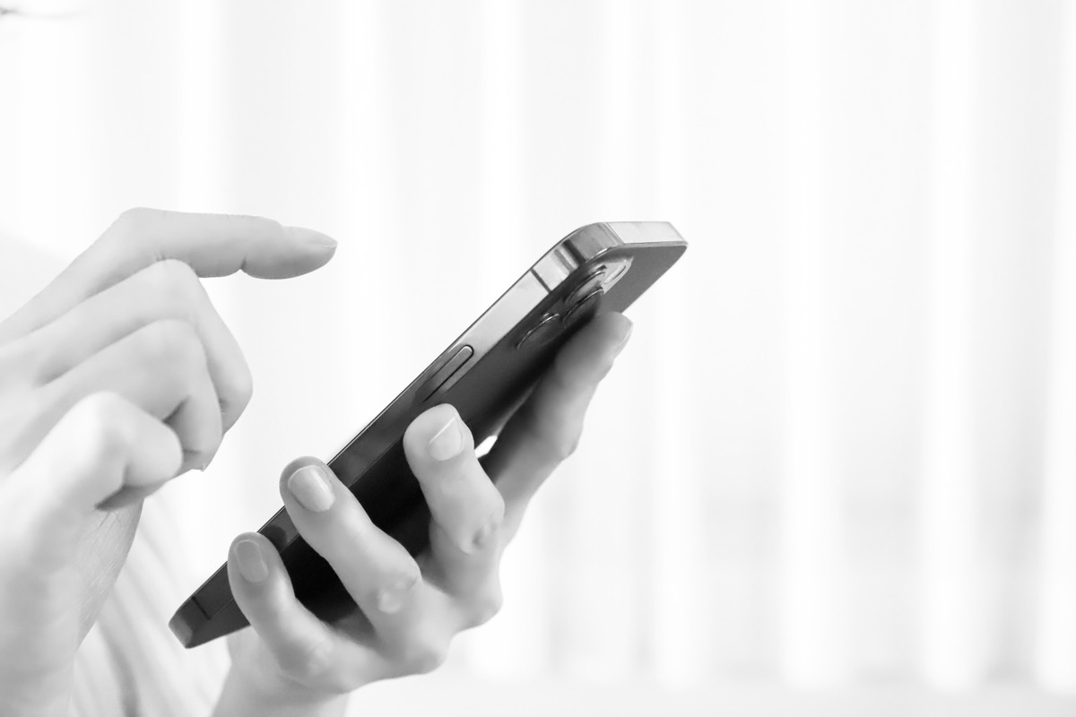 スマホを触る手元